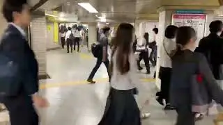 地铁里的人群