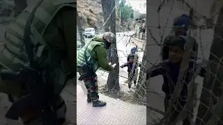 Army Wale Help Kar Huye #army #helping #indianarmy #viralvideo #shorts #shortvideo #bsf #status #crf