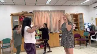 ריקוד הציפורים הצרפתיות במועדון ותיקים עבדון