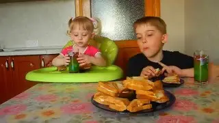 Делаем сэндвичи в бутерброднице . Make the sandwiches.