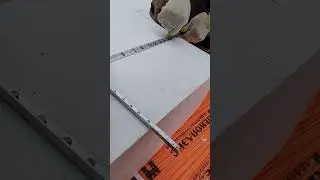 Направляющие для резки фасадного пенопласта на стройке. Установка и резка лучковой пилой с нихромом