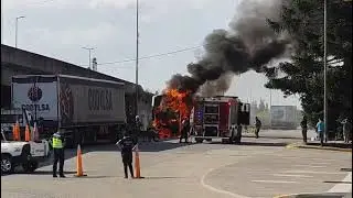 Se incendió un micro de larga distancia en la Ruta 2 y actuaron los servicios de emergencia