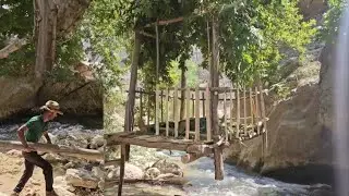 Hashem builds a wooden house on the river.