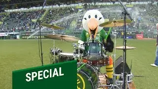 Mascotte Storky slaat er flink op los!