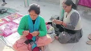 आज तो स्वेटर बुनै चल रही है धाकड़