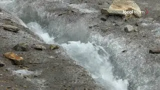 La grande sofferenza dei ghiacciai, fiumi d'acqua scorrono lungo l'Indren