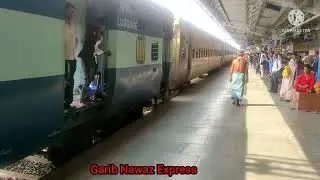 Ajmer Garib Nawaz Express arriving at Kishanganj station/15715