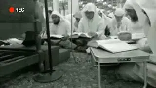 بكاء مؤثر لأحد طلاب المسجد النبوي أثناء قراءة أحاديث وفاة النبي
