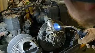 Removing a stuck throttle valve in a mikuni carb