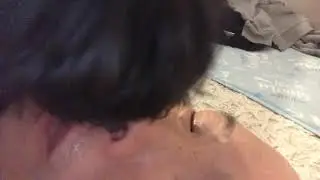 鼻の中を舐める犬
