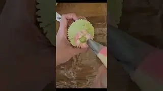 Watch me piping these sweet pea flowers with buttercream 😍