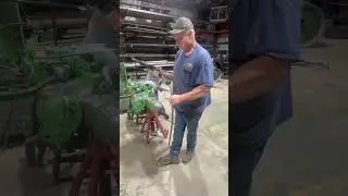 Easy way to take paint off using a needle scaler #antiquetractor#farming101 #farmequipment #farming