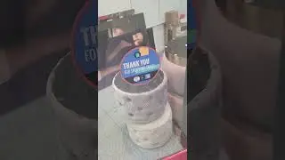 Заглядываю в небольшой магазинчик с манекенами и вывеской парка развлечений Knott's в торговом це...