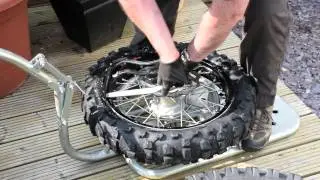 The easy way to change a tyre and mousse