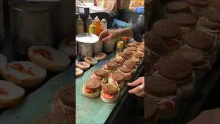 Street style desi Burger😳😱 #streetfoodindia #foodshorts #foodies #shortsfeed #foodvlog