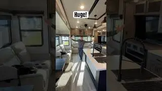 Ten kamper typu 5th Wheel RV jest OGROMNY!