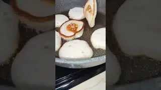 Как легко можно перевернуть оладушки👍🏻How easy it is to flip pancakes👍🏻