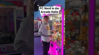 PC NERD IN ARCADE HALLE