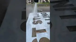 Реклама водой на асфальте