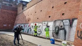 Usuwanie graffiti z MURU NA MARIENSZTACIE - Clean City vs UZL LEGIA |  TVP3 Kurier