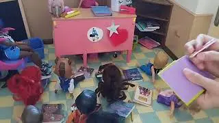 DISNEY kids first day at School. Finding friends. Going to class. Playing and dolls