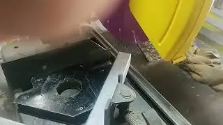 Corte a 45 graus com disco diamantado Makita para metais.
