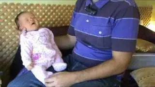 Cómo sujetar a un bebé recién nacido