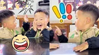 【超萌双胞胎】哥哥偷袭反被弟弟当场还原，俩娃认真复盘“案发经过”，妈妈笑到手机拿不稳：“你俩这是戏精学院毕业的？”