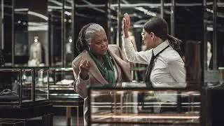 Una vendedora racista golpea a una anciana negra, sin saber que la tienda pertenece a su hijo.