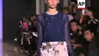 Young Chinese designer presents 2013 spring-summer collection in Paris