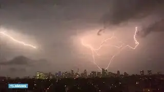 Bliksemspektakel en 'rolwolk' te zien in Australi&euml; - RTL NIEUWS