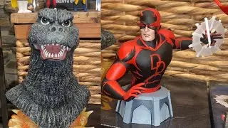 Диорамы с фигурками Годзиллы, Сорвиголовы и ДжиДжо от Diamond Select Toys в нашей &laquo;мужской берлоге&raquo;.