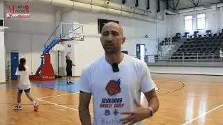 Ά&gamma;&gamma;&epsilon;&lambda;&omicron;&sigmaf; &Tau;&sigma;ά&mu;&eta;&sigmaf;: &laquo;&Mu;&epsilon;&gamma;ά&lambda;&eta; &epsilon;&mu;&pi;&epsilon;&iota;&rho;ί&alpha; &tau;&omicron; Basketball Camp Slums Dunk&raquo;