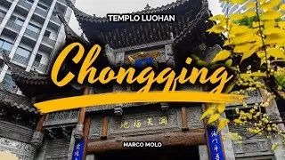 Caminando por el templo budista Luohan, Chongqing.  China.