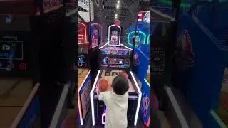 8-летний мальчик выиграл мини-баскетбол в игре NBA Baller на выставке IAAPA! #аркада #баскетбол