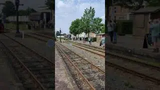 stoomlok loopt om op simpelveld