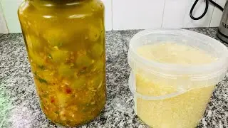 Preparando Alho e Temperando Azeitonas Para a Noite da Consoada