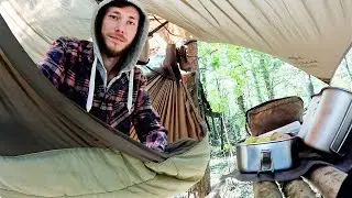 Tisch und Hängematte auf 1,5 Meter Höhe