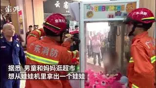 Naughty boy creeps in from claw machine's entrance but gets stuck in China