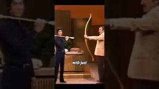 Брюс Ли ловит стрелу одной рукой.