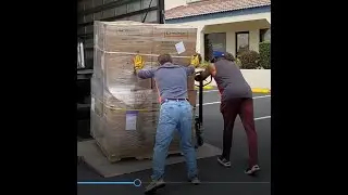 Pallets going onto the liftgate
