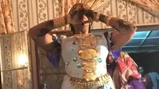 شاهد عروس تشعل مواقع التواصل الاجتماعي بتقديمها فاصل من رقيص 
