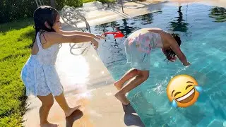 J&rsquo;ai pouss&eacute; ma copine dans la piscine😂