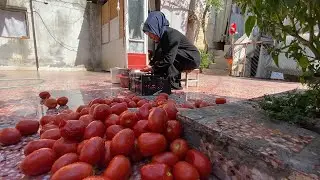أم خالد سيدة سورية تصنع دبس البندورة على الطريقة التقليدية في تركيا