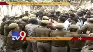 ABVP, AISA students clash at Ramjas College campus - TV9