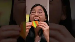 Послушайте это ХРУСТЯЩЕЕ МОРОЖЕНОЕ-РУЛЕТИК С ФРУКТАМИ🍦