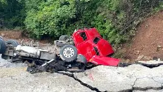 Se desgaj&oacute; una parte de la carretera federal 125, un tr&aacute;iler cay&oacute;