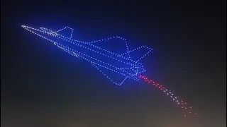 530 drones form a fighter jet, lighting up the sky!