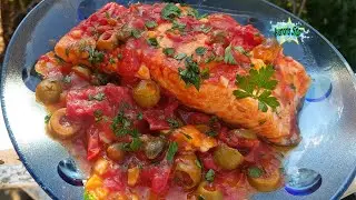 Ricetta: Cucina un trancio di salmone in padella con pomodori e olive!