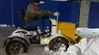 Чистка снега самодельным минитрактором переломкой